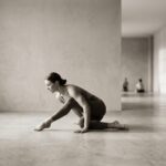 Corpo in movimento che esprime forza e mobilità durante un allenamento consapevole