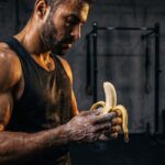 Ipoglicemia reattiva: atleta con banana prima di un allenamento ad alta intensità