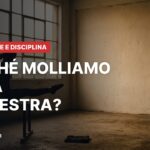 Motivazione e disciplina: palestra in penombra con una persona che si allena alla sbarra, titolo Perché molliamo dieta e palestra?