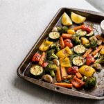 Verdure miste arrostite al forno con bordi dorati e croccanti